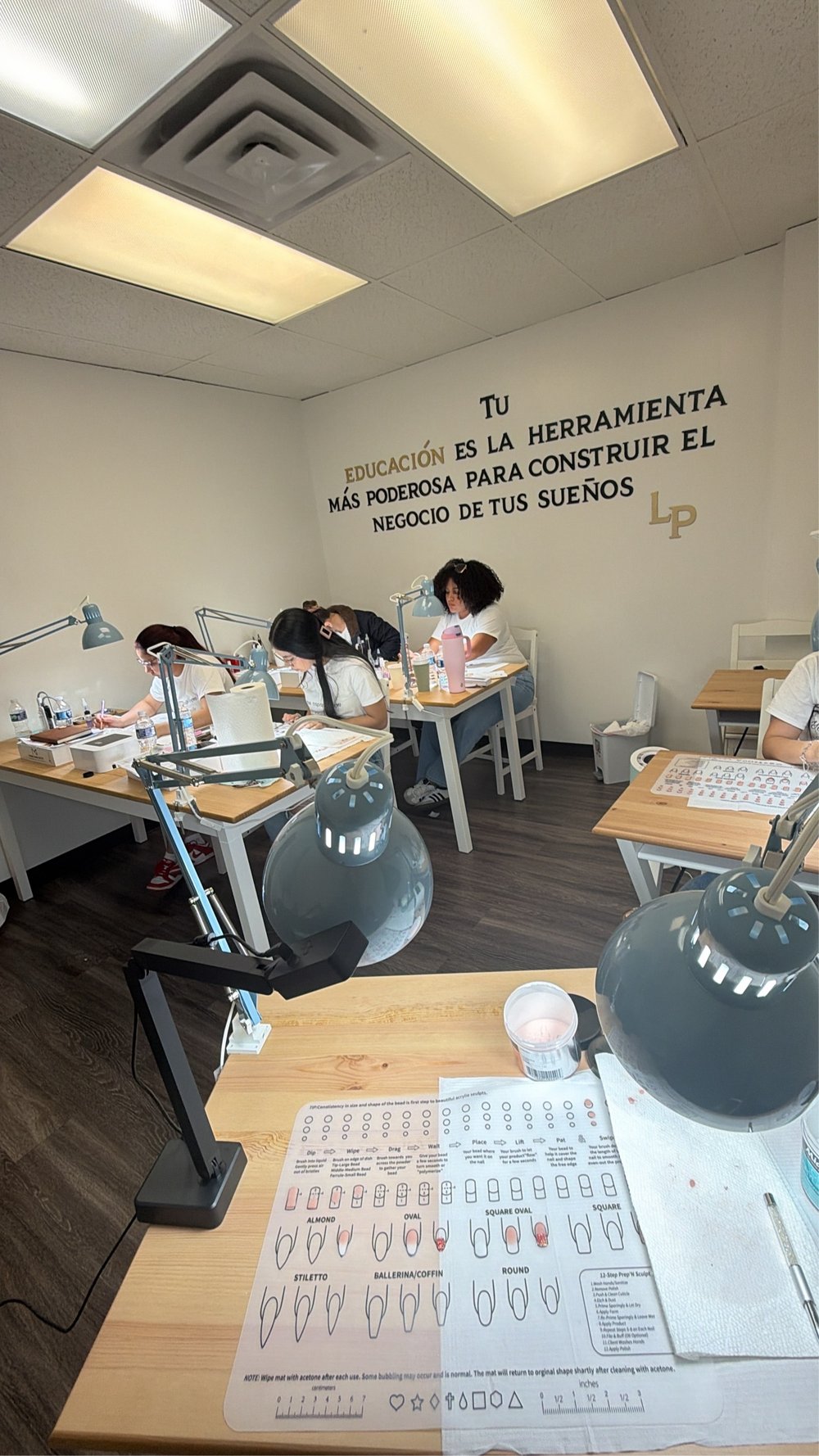 Salón de capacitación con alumnas practicando