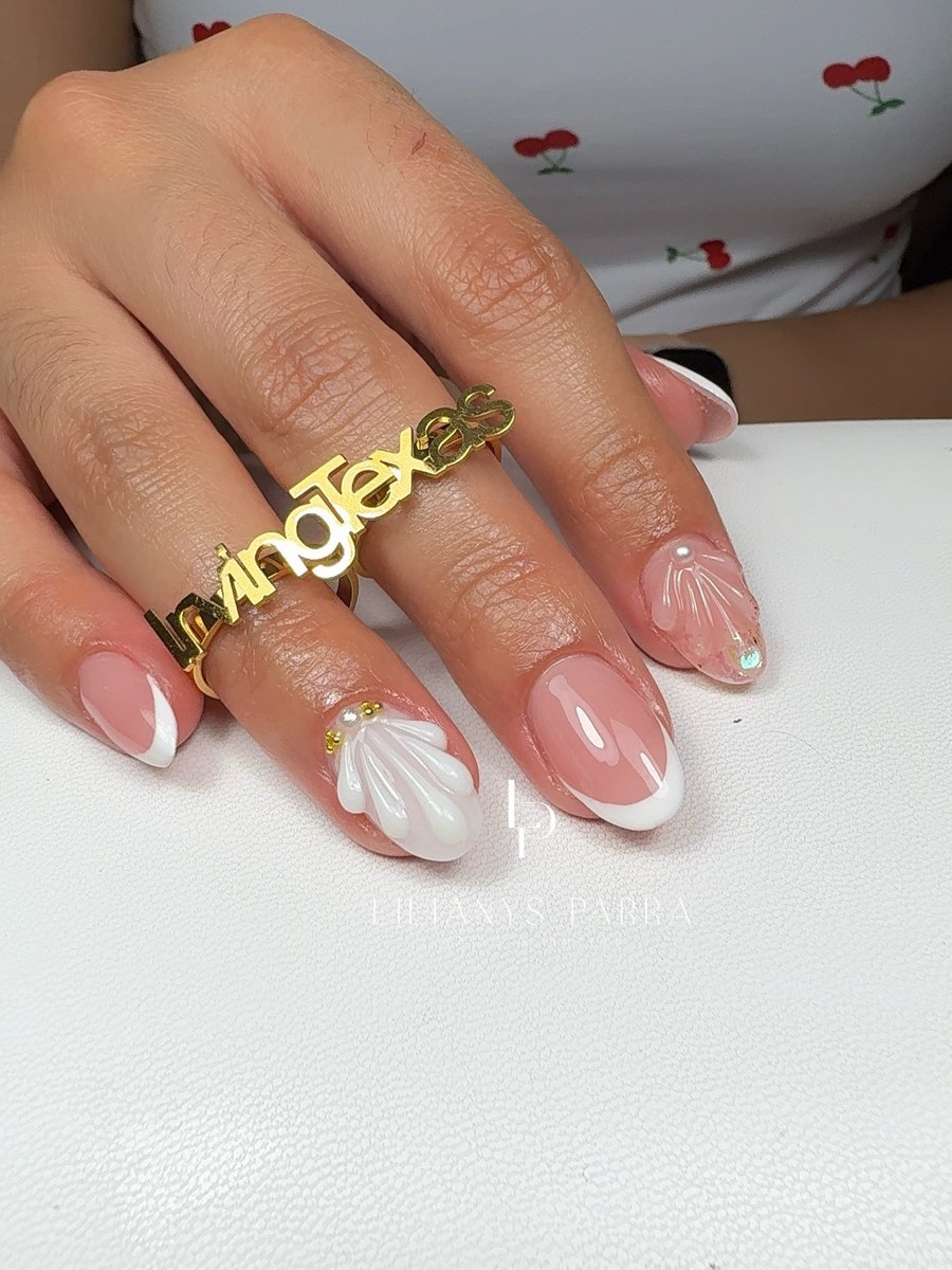 Set de uñas con flores, trabajo de Lilianys Parra